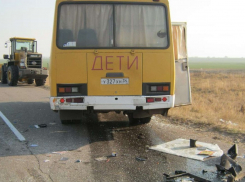 Под Волгоградом в ДТП попал школьный автобус, 2 детей госпитализированы