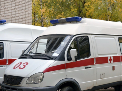 Под Волгоградом на трассе разбились молодые супруги