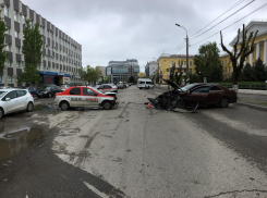 Пьяный водитель Toyota Camry на встречке протаранил такси в центре Волгограда: есть пострадавшие