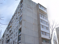 Девушка выжила после падения из окна 9-этажки в Волгограде