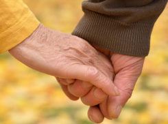 Любящие супруги-пенсионеры умерли в один день на юге Волгограда