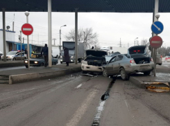 Иномарки разворотило на посту ДПС под Волгоградом