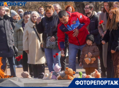 Народный мемориал жертвам теракта в Крокусе появился в Волгограде: уже 115 погибших 
