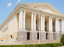 В Волгограде 100 работников Музкомедии публично высказали претензии директору