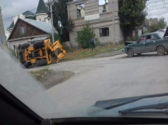 Экскаватор-погрузчик перевернулся, столкнувшись с «Волгой» в Волгограде