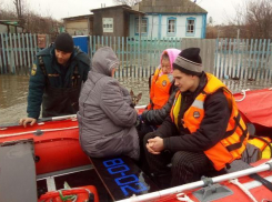 Пиротехники взорвали ледяные заторы на реке Вязовка в Волгоградской области