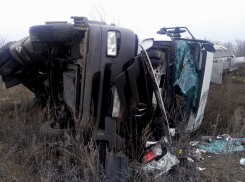 Цистерна с вином перевернулась на трассе в Волгоградской области