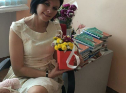 Учителя английского языка Ирину Коноваленко поздравляют ученики и родители