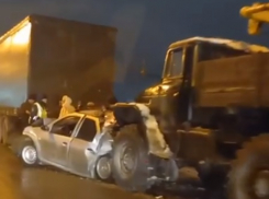 В Волгограде иномарку расплющило между грузовиками: видео с места ДТП