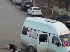 СК начал проверку инцидента с выпавшей из маршрутки 19-летней волгоградки