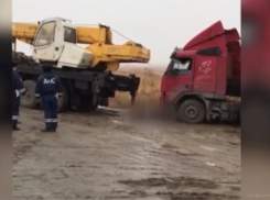 Водитель фуры трагически погиб, пока автокран вытаскивал его из грязи в Волгограде