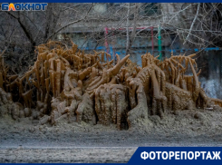 Иллюстрация выражения «из г*вна и палок» появилась в Волгограде