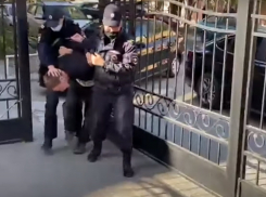 Насильника 15-летней волгоградки доставили на допрос в СК: видео 