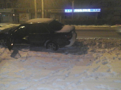 Лихач на иномарке залетел на бордюр в Волгограде