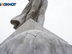 Минкультуры РФ приедет в Волгоград оправдываться за пятна и трещины на «Родине-матери»