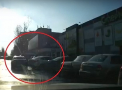 Навыки водителя с низким уровнем IQ попали на видео в центре Волгограда