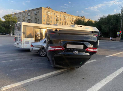 Дорогая иномарка перевернулась в центре Волгограда