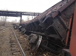 15 вагонов грузового поезда сошли с рельсов под Волгоградом