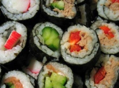 В Волгограде суши готовят в грязи среди гор мусора