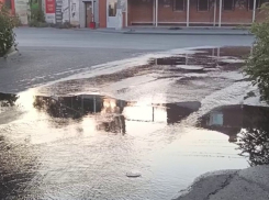 «Здесь вовсю шурует!»: гранд-потоп сняли на видео на Тулака в Волгограде