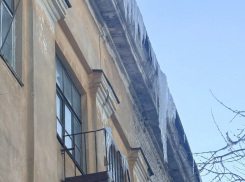 Серьезная угроза схода сосулек сохраняется в Волгограде