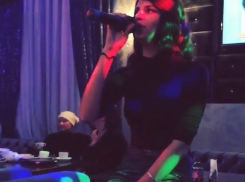 Звезда «Дома-2» Алиана Гобозова всю ночь развлекалась в караоке Волгограда 