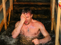 На Крещение тысячи волгоградцев искупались в проруби 