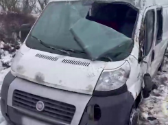 Пассажир погиб в слетевшем с трассы микроавтобусе под Волгоградом  