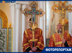 Храм едва вместил всех желающих: волгоградцы прошли Крестным ходом ради частички Благодатного огня