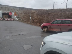 За ТРЦ «Акварель» начали строить новую дорогу: волгоградский бизнес отрезали от мира