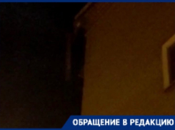 Волгоградцы боятся погибнуть из-за свисающей с крыши многоэтажки трубы