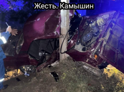 Водитель в коме: «семерка» с несовершеннолетними «намоталась» на столб под Волгоградом 