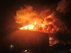 На юге Волгограда при пожаре в частном доме пострадал пенсионер