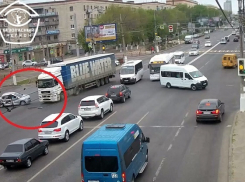 Жесткое столкновение легковушки и фуры на 7-й Гвардейской в Волгограде попало на видео