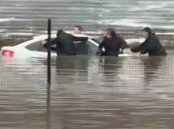 Под воду ушел двор 24-этажного дома в Волгограде: люди толкают машины и кричат