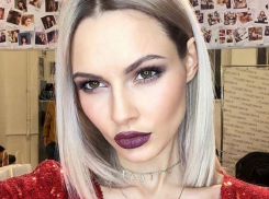 Сексуальная певица из Волгограда поздравила мужчин топлес