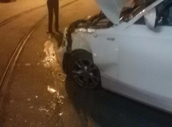 В центре Волгограда трамвай «отрезал» капот кроссоверу BMW