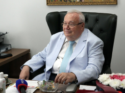 Президент ВолгГМУ и академик РАН: юбилей у автора монографии о COVID-19