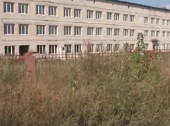 В строящейся 50 лет больнице Волгоградской области меняют покосившиеся от старости окна