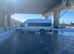 Маршрутка с пассажирами влетела в отбойник на дороге-катке под Волгоградом 