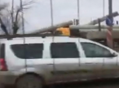  Выпавшие огромные трубы из фуры перед пешеходным переходом в Волгограде попали на видео
