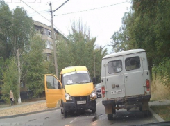 Двое детей и женщина пострадали от удара Subaru с маршруткой в Волжском