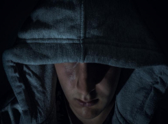 Подросток в маске нападал на прохожих в Краснооктябрьском районе Волгограда