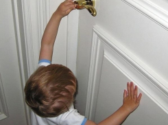 В Волгограде выломали стену, чтобы спасти 3-летнего малыша