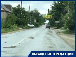 На Ангарском все прекрасно, - волгоградка о вечно мигающем «желтом» и ямах