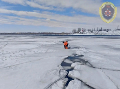Утонувшего 30-летнего мужчину ищут волгоградские спасатели в Волге