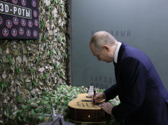 Владимир Путин подписал гитару для бойца-директора волгоградской школы 