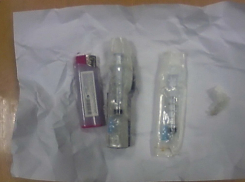 Волгоградец перебросил наркотики и шприцы в колонию Волжского