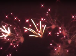 Волгоградцы впервые увидели фейерверк на фоне яркой подсветки моста через Волгу