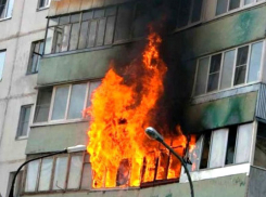 Из-за выброшенной с балкона сигареты вспыхнула десятиэтажка на севере Волгограда